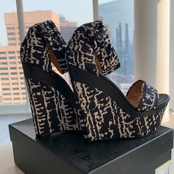 L.A.M.B IOWA WEDGE SANDALS, SIZE 8 1/2 - Picture 4 of 8